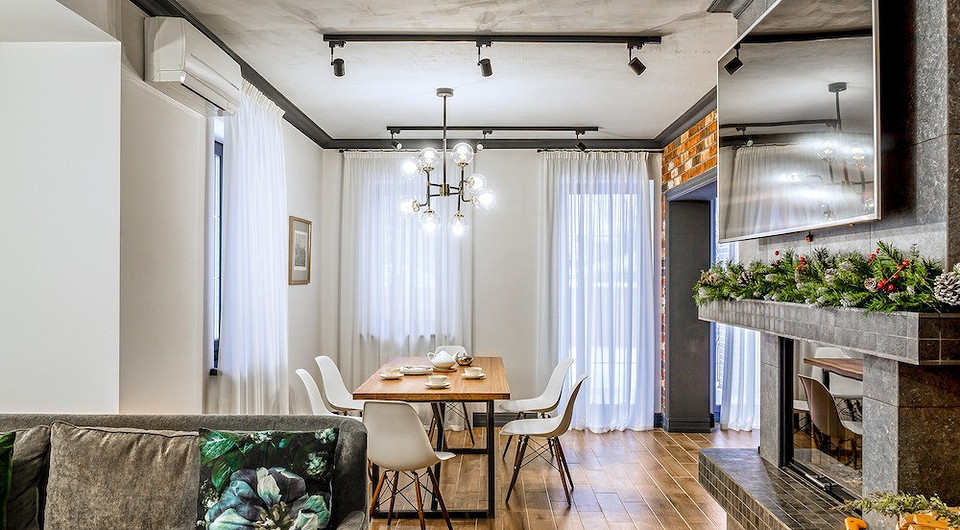 Светлые полупрозрачные драпировки на окнах создают более камерную атмосферу в зоне столовой, но не препятствуют проникновению естественного света в помещение