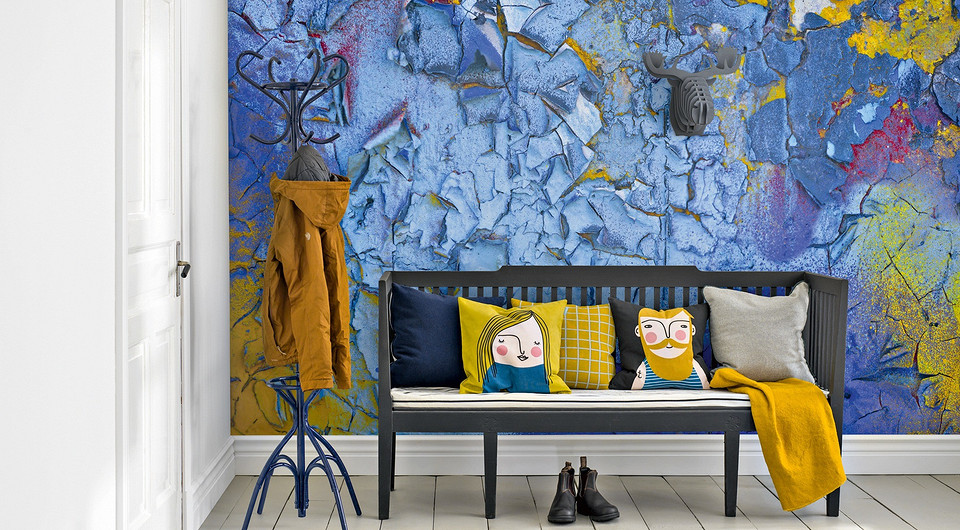 На обработку ровной плоскости стены расходуется меньше обойного клея