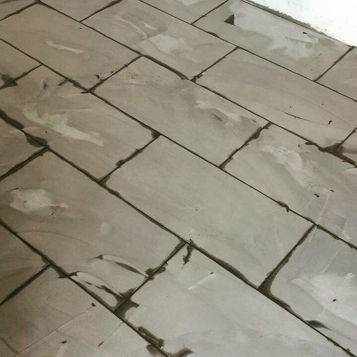 kak ubrat staruyu zatirku iz shvov