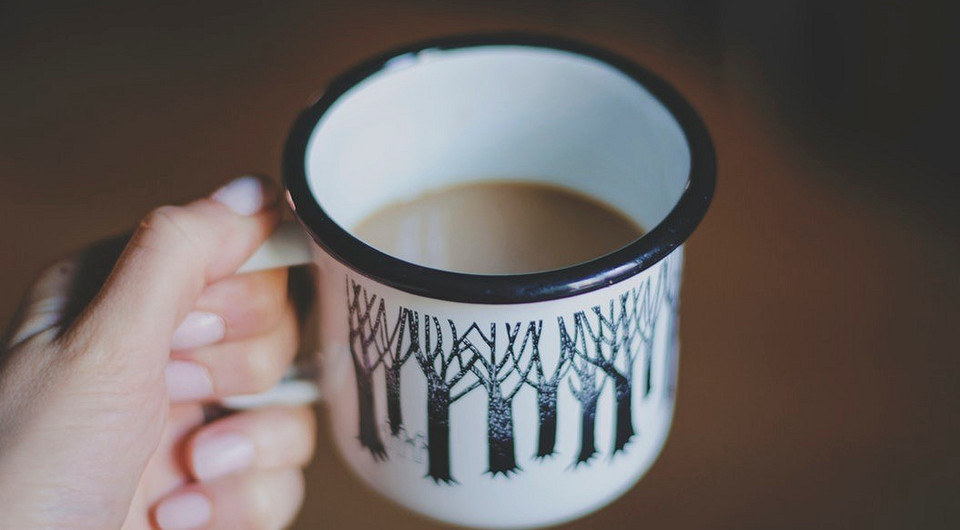 Металлические и жестяные кружки нельзя ставить в работающие микроволновки!