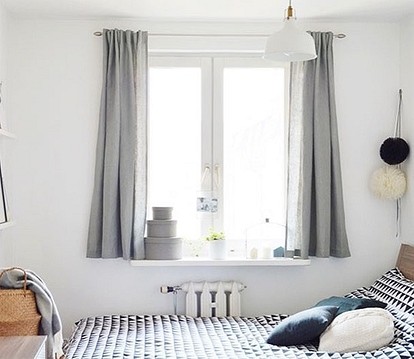 Короткие шторы для спальни в современном стиле