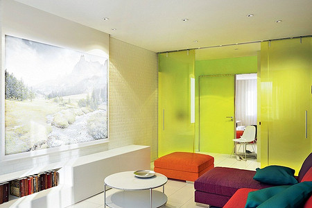 Яркая мебель и стеклянные перегородки: минималистичный интерьер с элементами поп-арта
