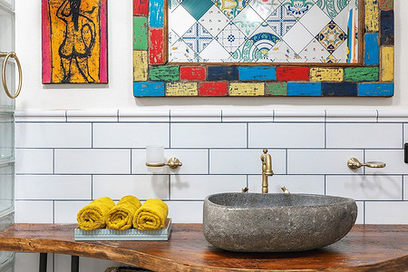 Яркая ванная с винтажными деталями