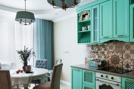 Интерьер кухни в стиле прованс с мятным гарнитуром и фартуком в стиле пэчворк