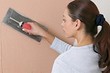 Какую шпаклевку выбрать для стен под обои: подробная инструкция для домашнего мастера