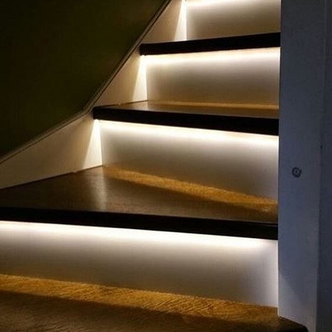 Лестницы — опасное место в доме. Чтобы их подсветить, часто используют светодиоды с датчиком движения.