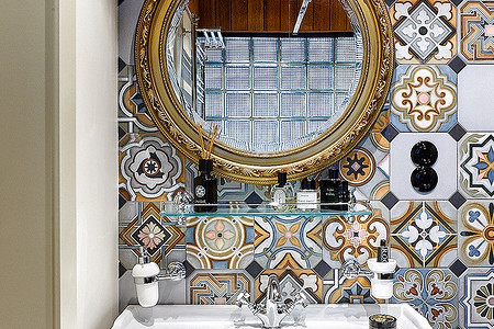 Санузел с орнаментами и игрой света