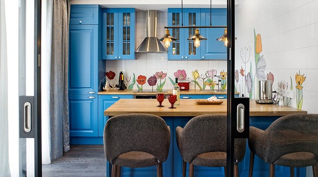 «Цветущая» кухня: лёгкий интерьер в бело-голубой гамме