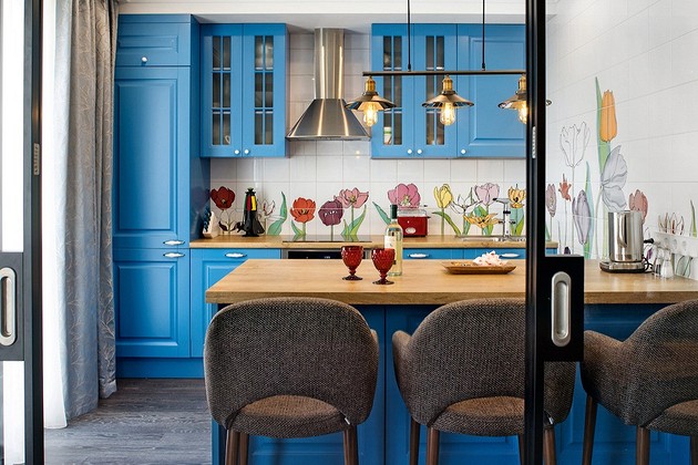 «Цветущая» кухня: лёгкий интерьер в бело-голубой гамме