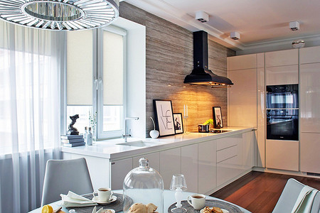 Белоснежная кухня, похожая на жилую комнату