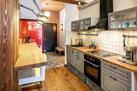 Очень маленькая, но яркая кухня в стиле лофт