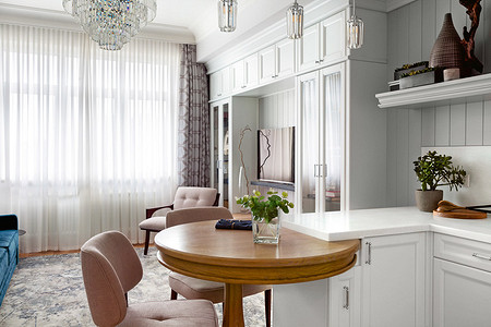 Классический интерьер с белыми стенами: комфорт и лёгкое праздничное настроение