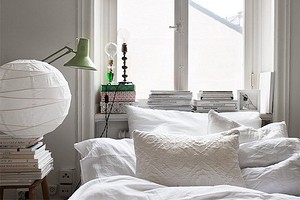 Спинка кровати у окна: плюсы и минусы дизайнерского приема