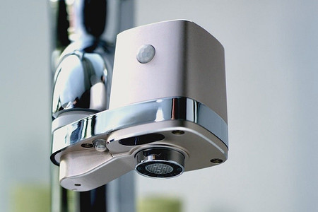 В продаже появился адаптер, превращающий любой смеситель в сенсорный