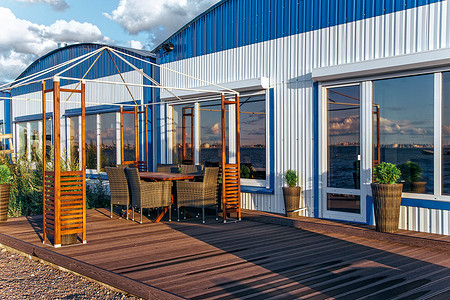 Лодочный гараж, переоборудованный в стильный дом для отдыха