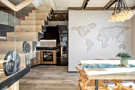 Минималистичный лофт с игрой света