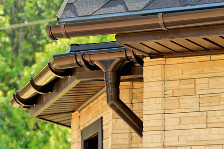 Как увеличить срок службы водосточной системы: правила монтажа и ухода