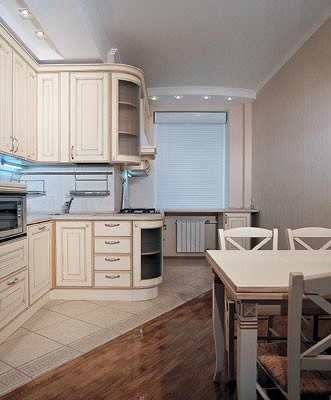Благодаря сочетанию двух различных напольных покрытий (плитки 
и паркета), пространство делится
на две зоны<nbsp/>-  приготовления пищи и столовую
