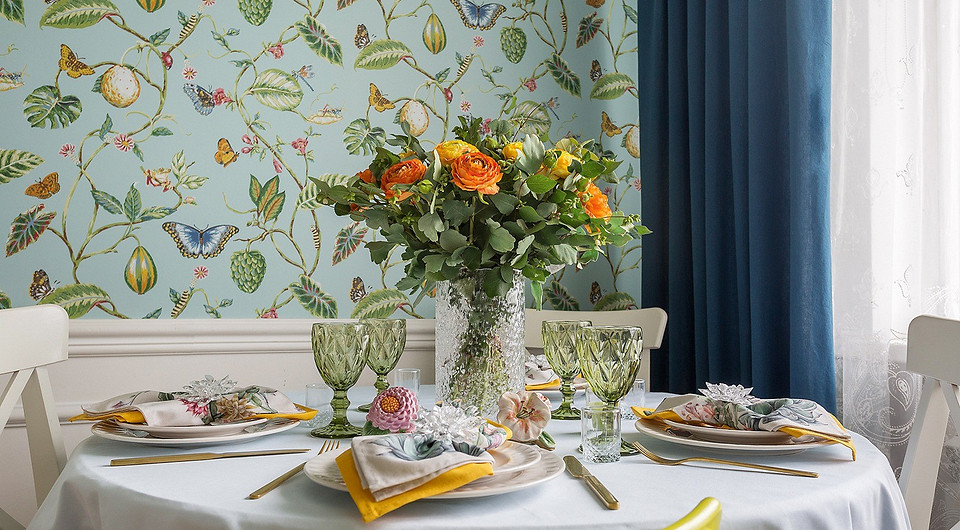 Жизнерадостный интерьер кухни-столовой: обои, люстра и фартук с летними мотивами