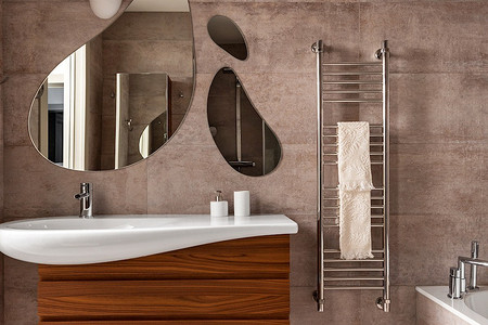 Санузел в экостиле с мраморным панно и светильниками и зеркалами в форме капель