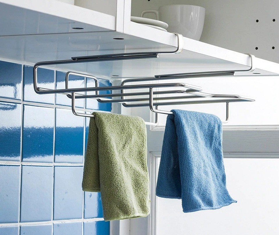 С помощью подобного приспособления можно не только развесить кухонные полотенца, но и организовать размещение разделочных досок, бумажных полотенечек и т.д.