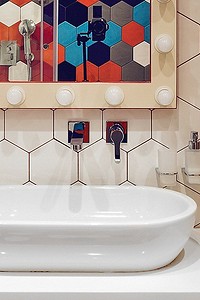 Жизнерадостный интерьер ванной с разноцветной плиткой и красной затиркой