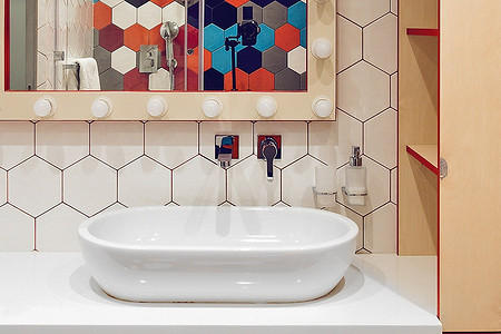 Жизнерадостный интерьер ванной с разноцветной плиткой и красной затиркой