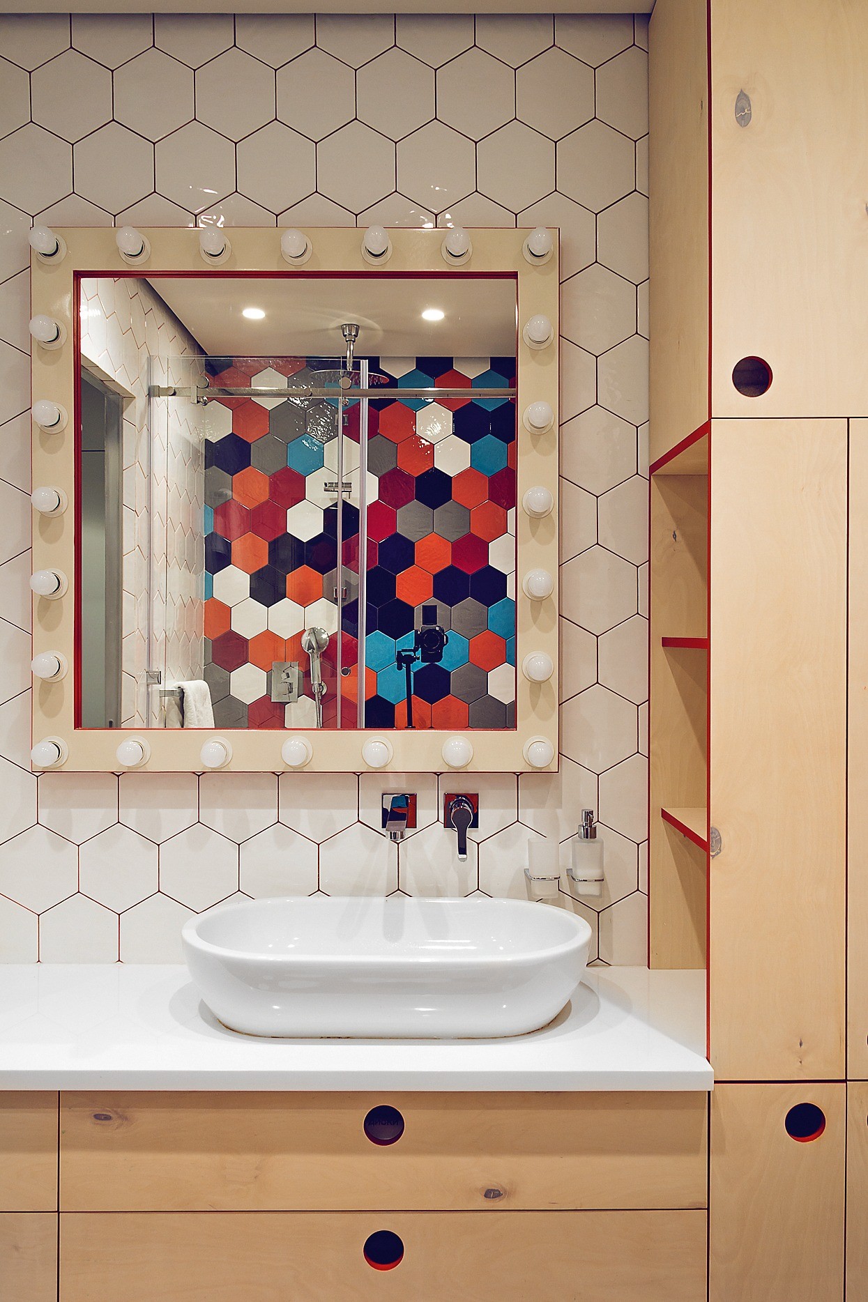 Жизнерадостный интерьер ванной с разноцветной плиткой и красной затиркой