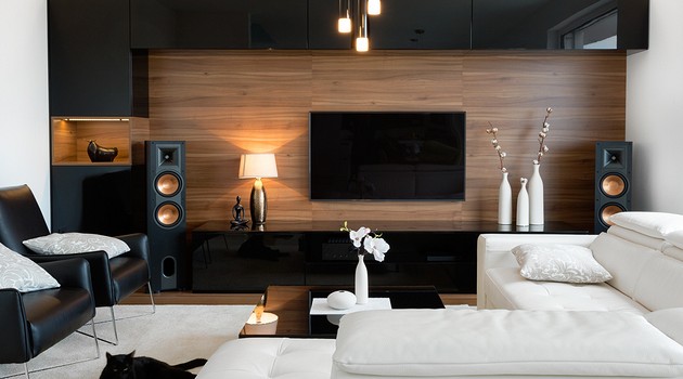 Телевизор на стене в гостиной: 6 вариантов оформления, которые вы оцените