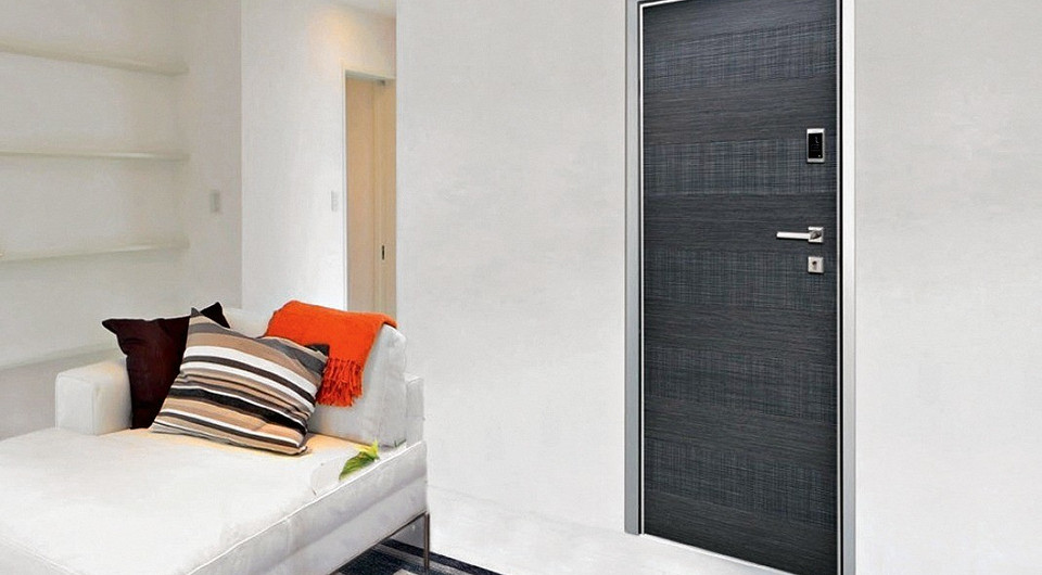 Замок может управляться электронным кодовым устройством не только снаружи, но и изнутри. Данное решение помешает жуликам, проникшим в квартиру, например, через окно, отпереть дверь, чтобы...