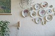 5 лучших способов украсить стену декоративными тарелками