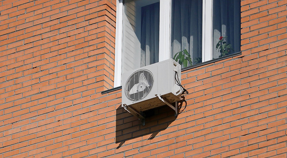 В отверстие стены из пустотелого кирпича вставляют сетчатую втулку, а уже в неё вводят клей