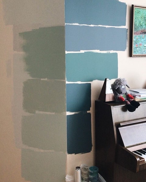 Иногда выкрасы делают прямо на стенах, когда точно уверены, что несколько слоев краски перекроют пробы. Но традиционный подход все же предусматривает выкрасы на отдельных листах.