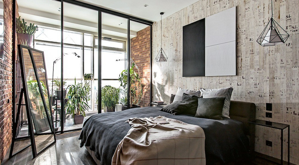 В спальне, чтобы смягчить  жёсткость, стену за изголовьем отделали панелями с принтованным рисунком с эффектом газетной печати. Межкомнатные двери установили высокие, смонтировав над ними...