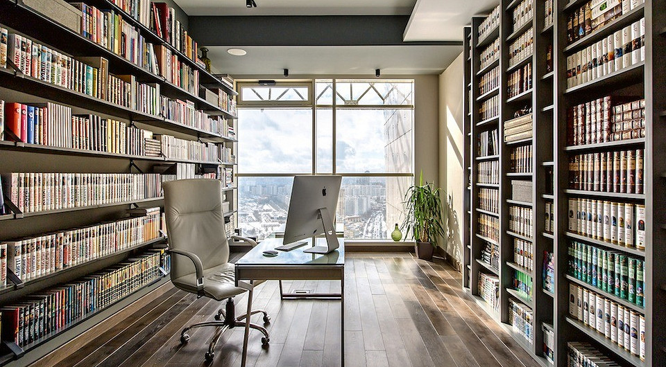 Для кабинета специально спроектировали два стеллажа: напольный составлен из нескольких частей с чередованием широких и узких секций, другой не имеет вертикальных членений и на самом деле...