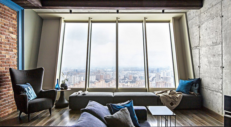 Для отдыха с панорамным видом на город можно выбрать разные варианты: кресло с высокой спинкой возле самого окна, широкий диван напротив телевизора или кушетку, на которой удобно вытянуть...