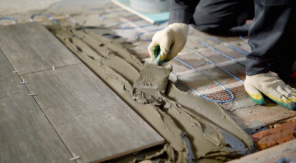 После проверки работы системы «тёплый пол» приступают к укладке плитки. Клей наносят непосредственно на нагревательный мат и равномерно распределяют зубчатым шпателем. Чтобы не повредить...