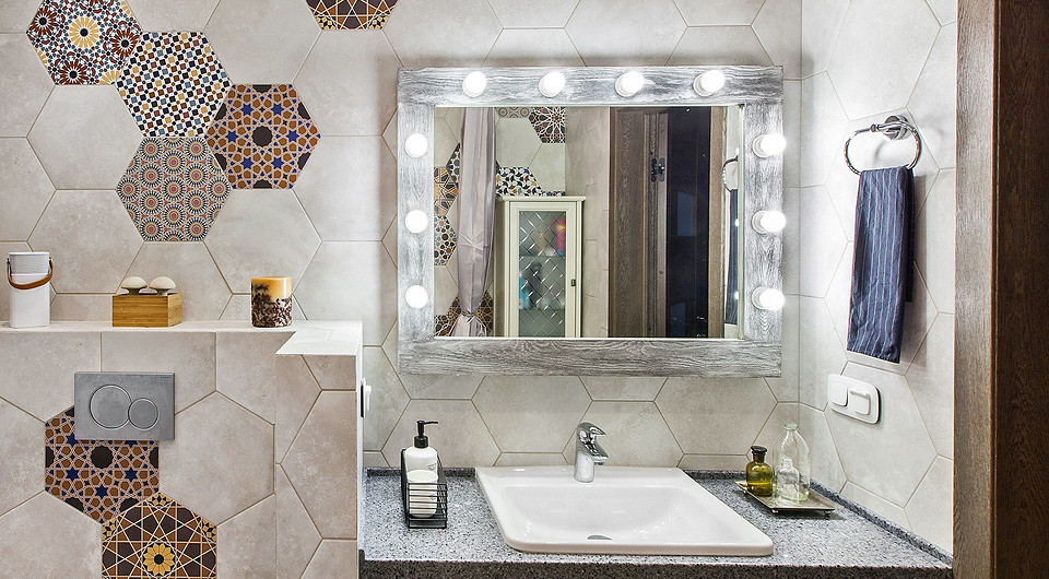 Маленький санузел с гранитной столешницей и плиткой, уложенной в стиле пэчворк Маленький санузел с гранитной столешницей и плиткой, уложенной в стиле пэчворк