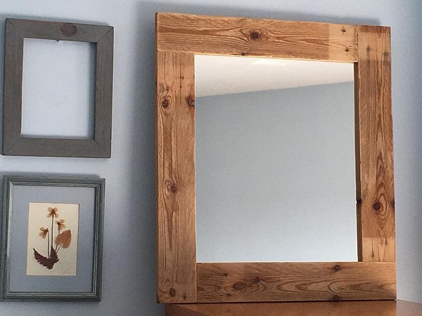 Обыкновенные деревянные доски могут стать стильной и оригинальной рамой для зеркала.