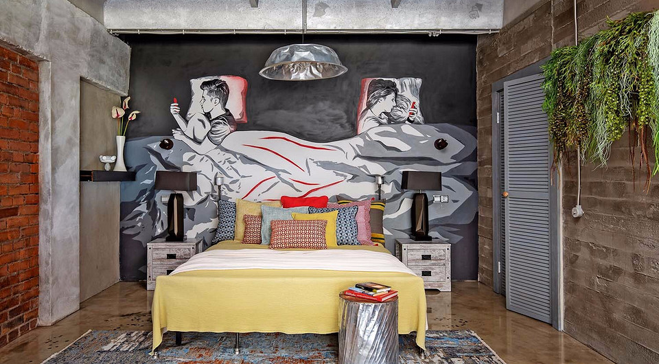 Центральным элементом приватной части квартиры является граффити на стене. Тема росписи — дефицит живого общения: молодая пара, лежащая в одной кровати, избегает открытых диалогов, предпо...