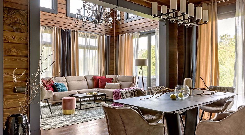 Поскольку автор проекта и хозяева изначально отказались от подшивных потолков, установка встраиваемых светильников была исключена. Основное освещение обеспечили подвесные модели, что позв...