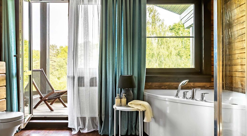 Влажные зоны обоих этажей «симметричны» — санузлы оборудованы как душевыми кабинами, так и ваннами.