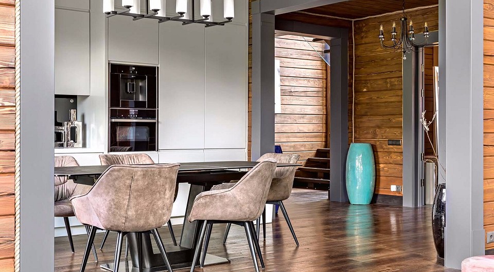 Стены из клеёного бруса не нуждаются в особом оформлении. В данном случае их покрыли тонирующим маслом, которое подчеркнуло текстуру древесины.