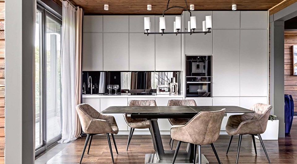 Выполненный по чертежам дизайнера кухонный гарнитур оптимально вписывается в отведённую нишу. Его, пожалуй, единственный недостаток — незначительную рабочую поверхность — призван компенси...