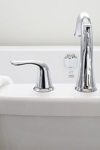 Как выбрать, какая ванна лучше для квартиры: обзор всех материалов и советы