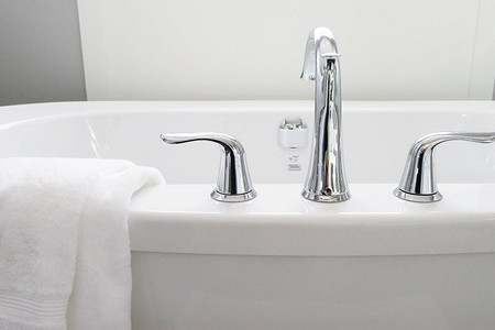 Как выбрать, какая ванна лучше для квартиры: обзор всех материалов и советы