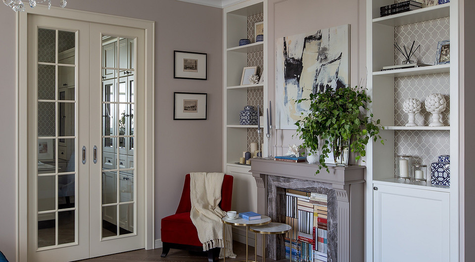 По просьбе хозяев в квартире не предусмотрены телевизоры. Как центр общего притяжения в гостиной была спроектирована зона камина, где вечером можно уютно проводить время с книго...