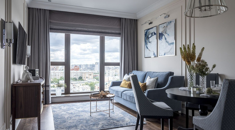 Важное достоинство жилища — роскошная панорама на Москву с высоты птичьего полета. На окнах — портьеры из велюра нейтрального серого цвета с горизонтальным кантом...