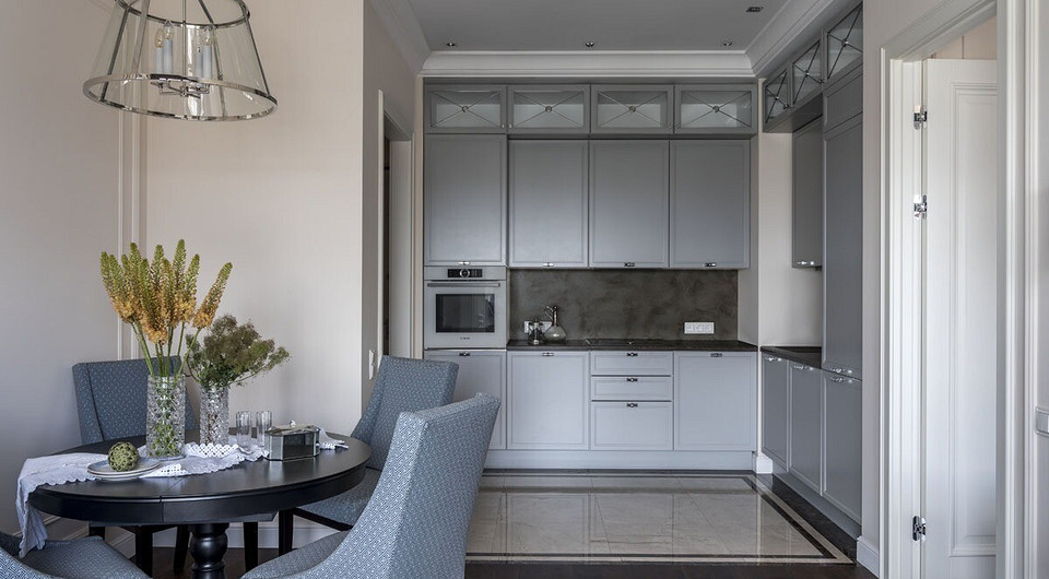 Легкие хрустальные подвесы над обеденным столом и благородный пол из американского ореха уравновешивают друг друга и создают баланс нежности и строгости интерьера.