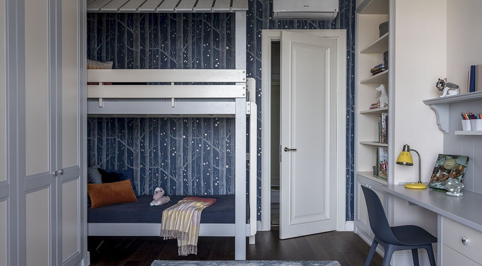 Для сна предусмотрена двухъярусная кровать, выполненная на заказ по эскизам дизайнеров.